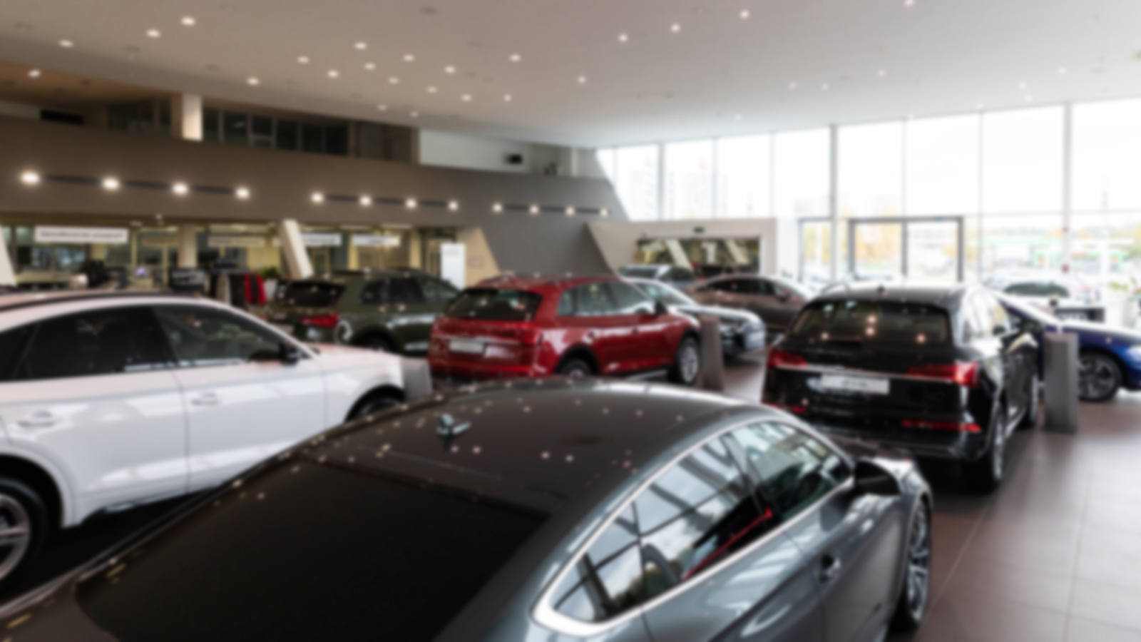 Hochwertige Fahrzeuge in einem Autohaus-Showroom